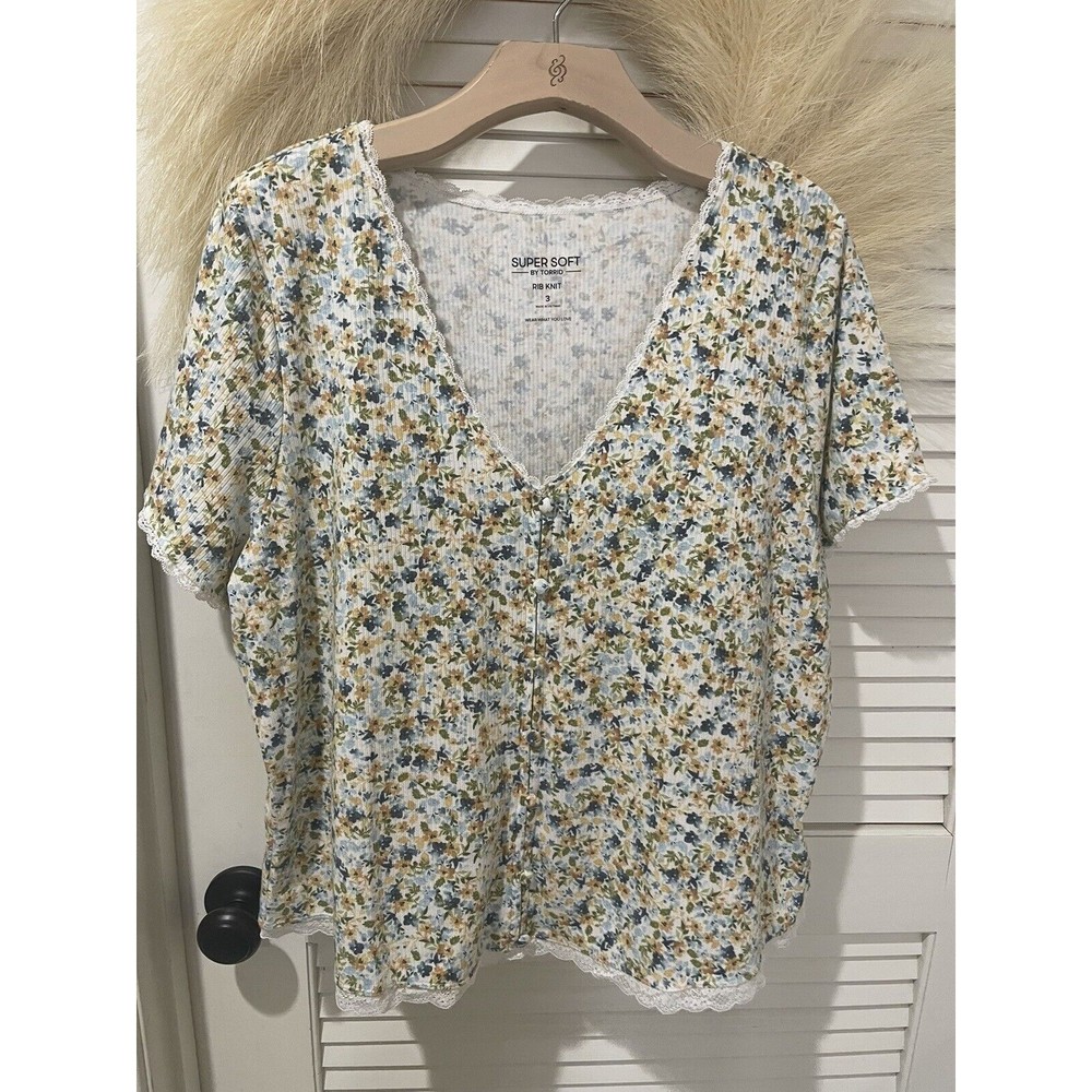 TORRID  Super Soft  Top Rib Knit Ditsy Floral Lace Trim size 3